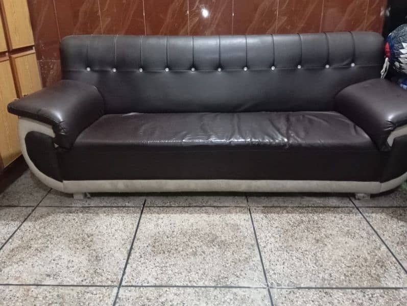 sofa set available in reasonable price 0