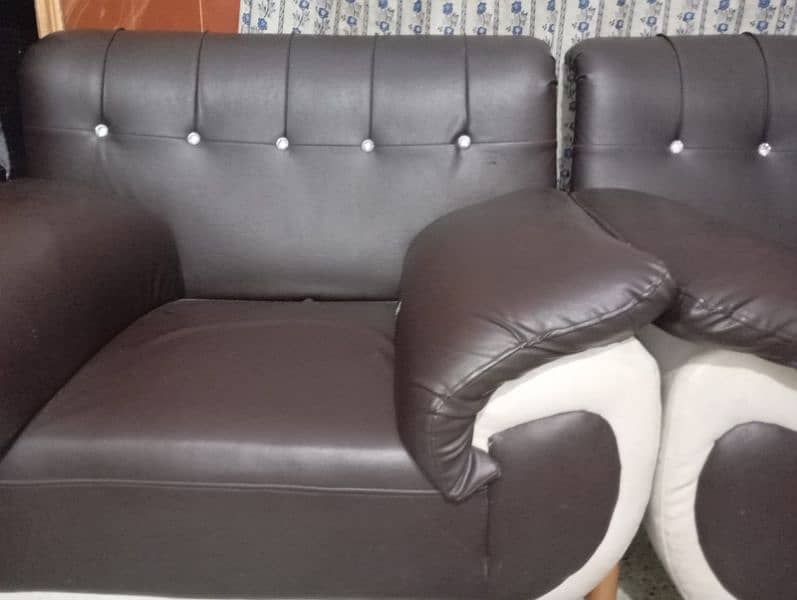 sofa set available in reasonable price 3