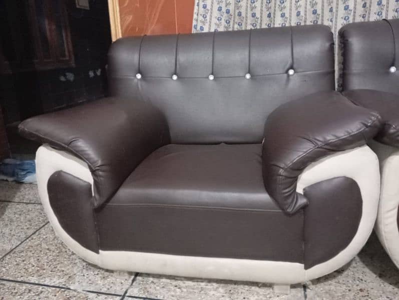 sofa set available in reasonable price 4