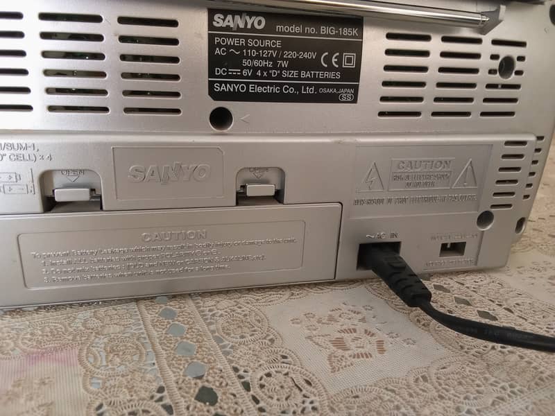 Sanyo BIG-185K Cassette Record Radio FM/MW/SW1/SW2 4