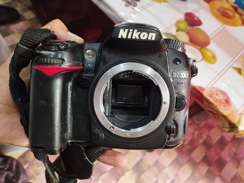 Nikon D7000 With 18-105mm Lens With Box 11