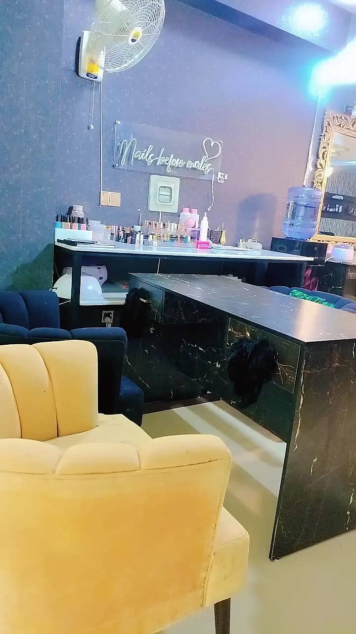 beauty salon for sale/running ladies salon bussiness sale E11/3 Markaz 1