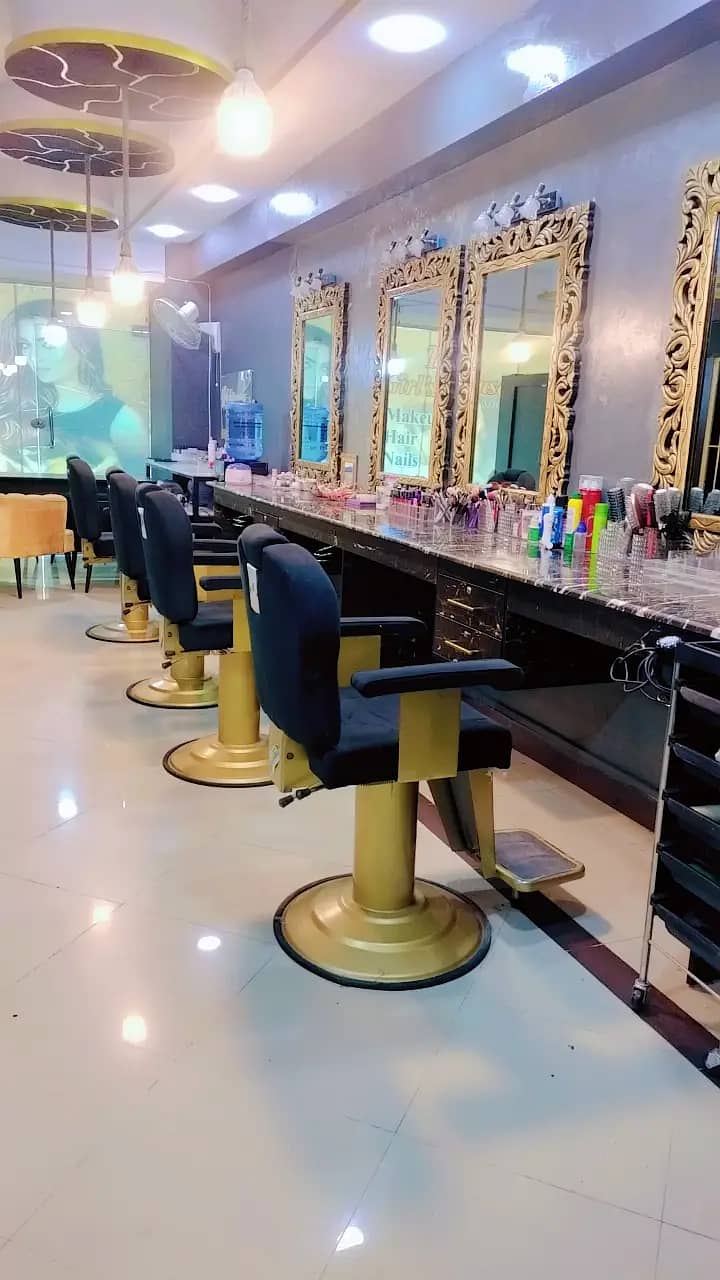 beauty salon for sale/running ladies salon bussiness sale E11/3 Markaz 7