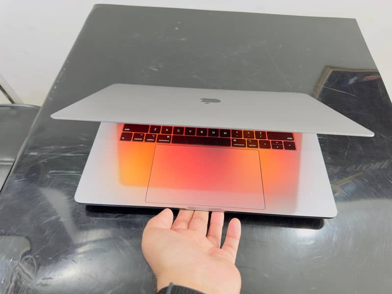 Apple Macbook pro 2018 core i7 1