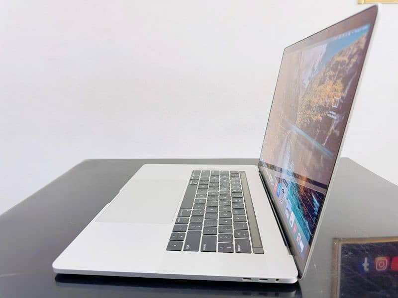 Apple Macbook Pro 2017  i7 9