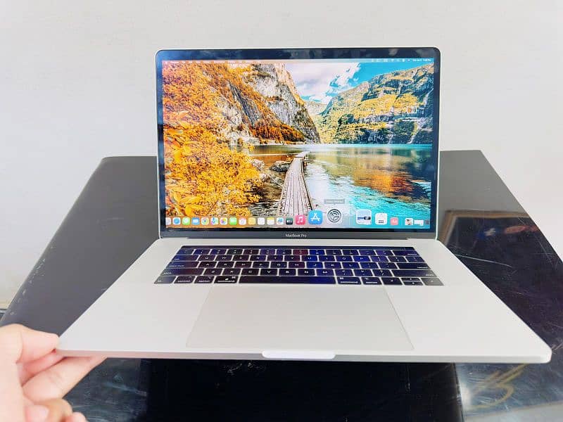Apple Macbook Pro 2017  i7 10