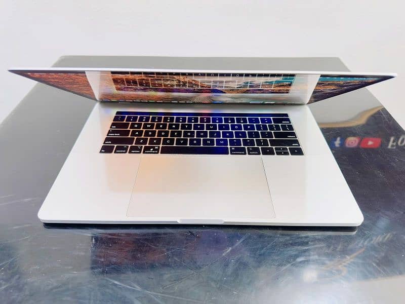 Apple Macbook Pro 2017  i7 12