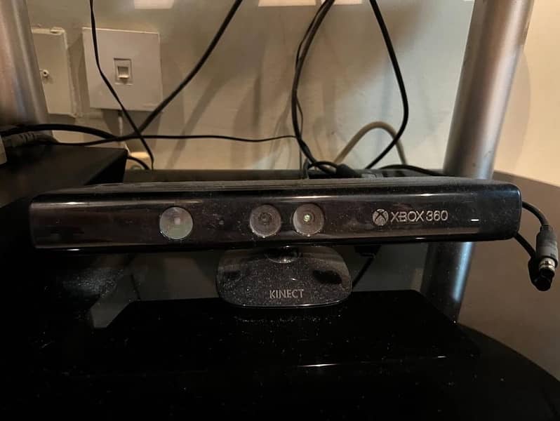 Xbox 360 with Kinect sensor + free games 1