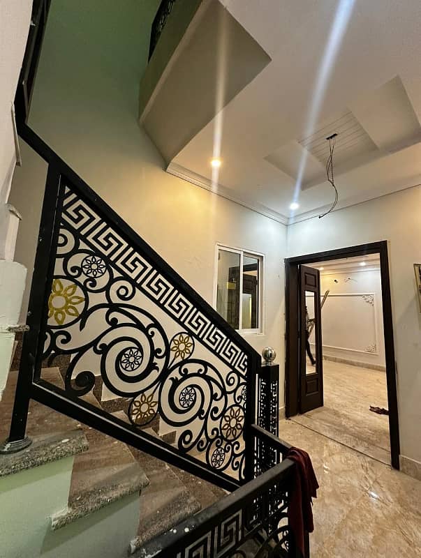 10 Marla Beautifully designed house For Rent In Park View City Lahore. 3