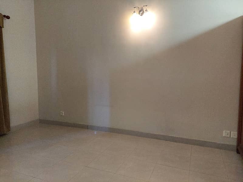 240 Sq Yard Upper Portion Neat And Clean 3 Bed Rooms Lounge Fully Renovated Location Reasonable Rent Near National Stadium Aga Khan Hospital 9