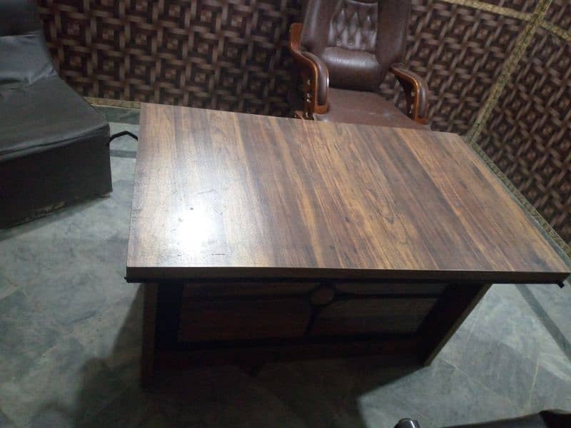 table for sale in a very good condition very little used 1