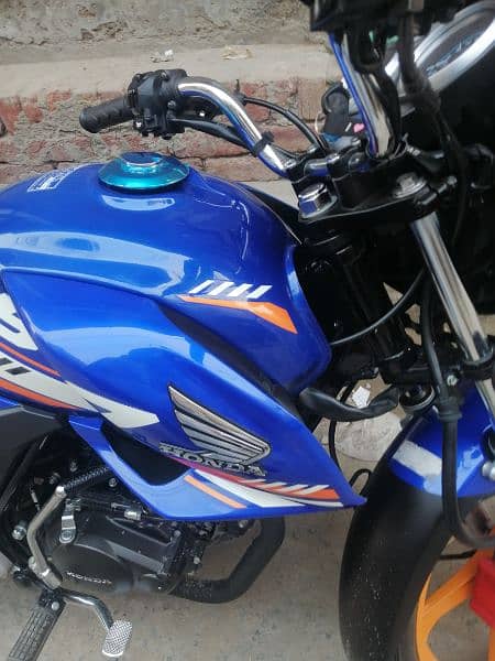 I am selling my Honda cb 150f lush condition 4