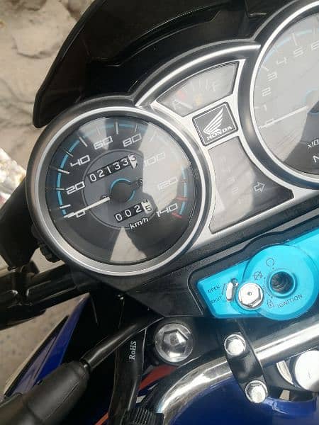 I am selling my Honda cb 150f lush condition 6