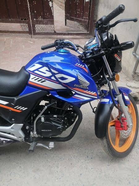 I am selling my Honda cb 150f lush condition 9