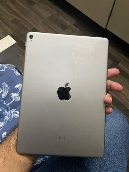 ipad pro 9.7 inches (bypass) *HAIRLINE CRACK* 3