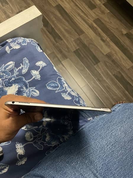 ipad pro 9.7 inches (bypass) *HAIRLINE CRACK* 5