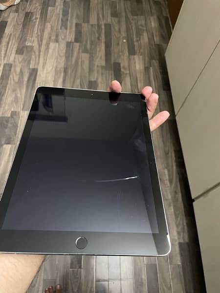 ipad pro 9.7 inches (bypass) *HAIRLINE CRACK* 7