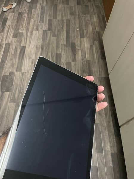ipad pro 9.7 inches (bypass) *HAIRLINE CRACK* 9