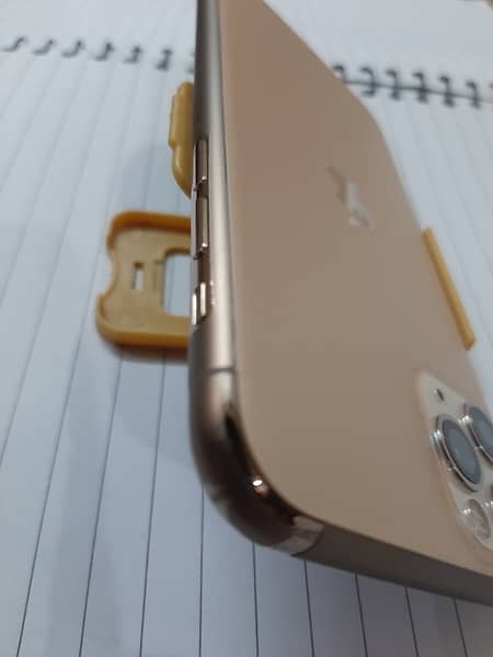iPhone 11 pro 256 gold LLA 5
