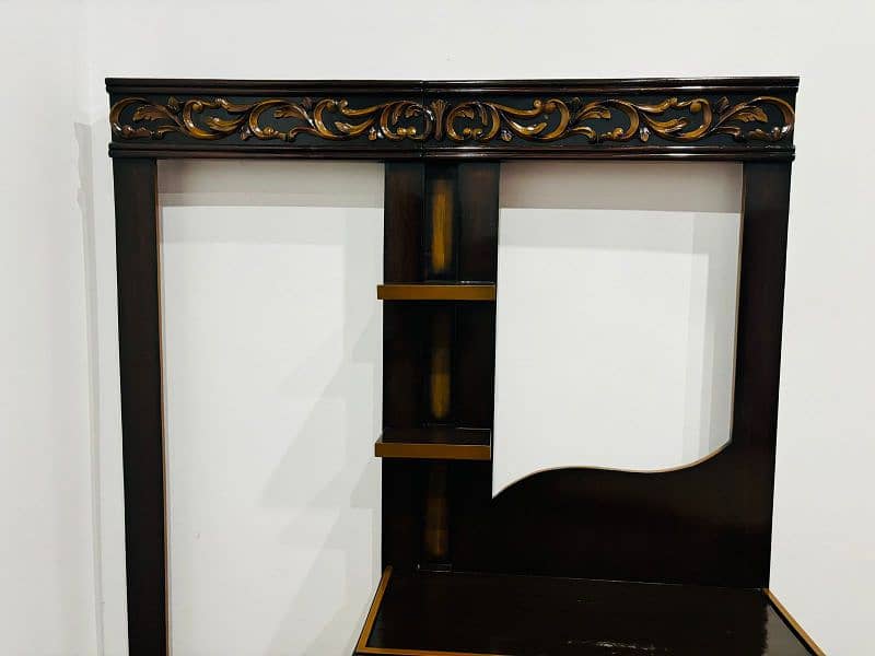 king size bed, two side tables and dressing table 5