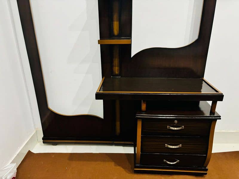 king size bed, two side tables and dressing table 6