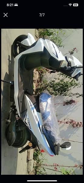 PAKZONE ELECTRIC EV SCOOTY WHITE COLOR NEW CONDITION. 2