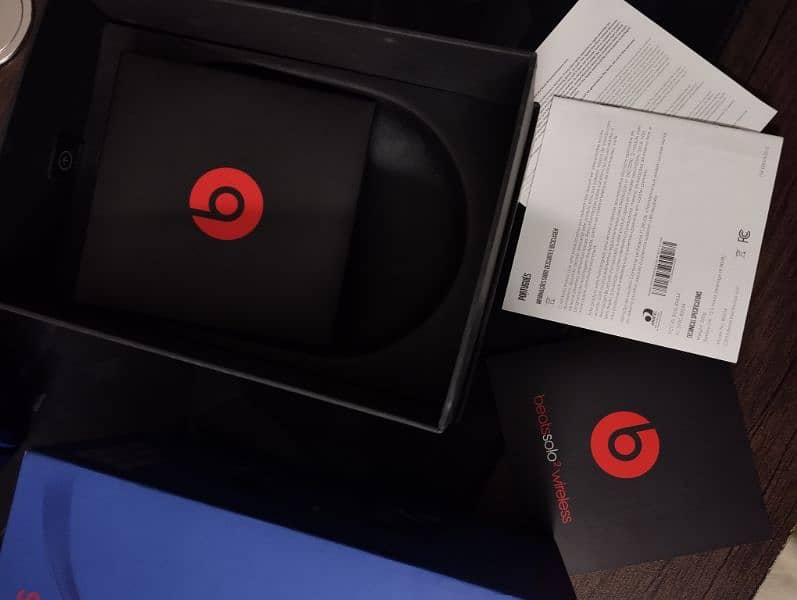 Beats Solo 2 Wireless Headphones 10