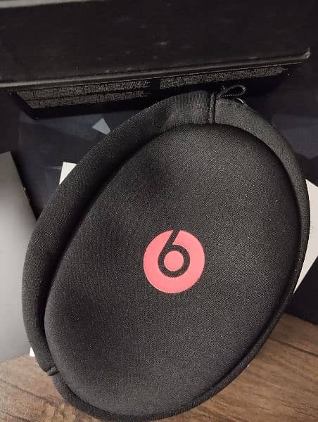 Beats Solo 2 Wireless Headphones 11