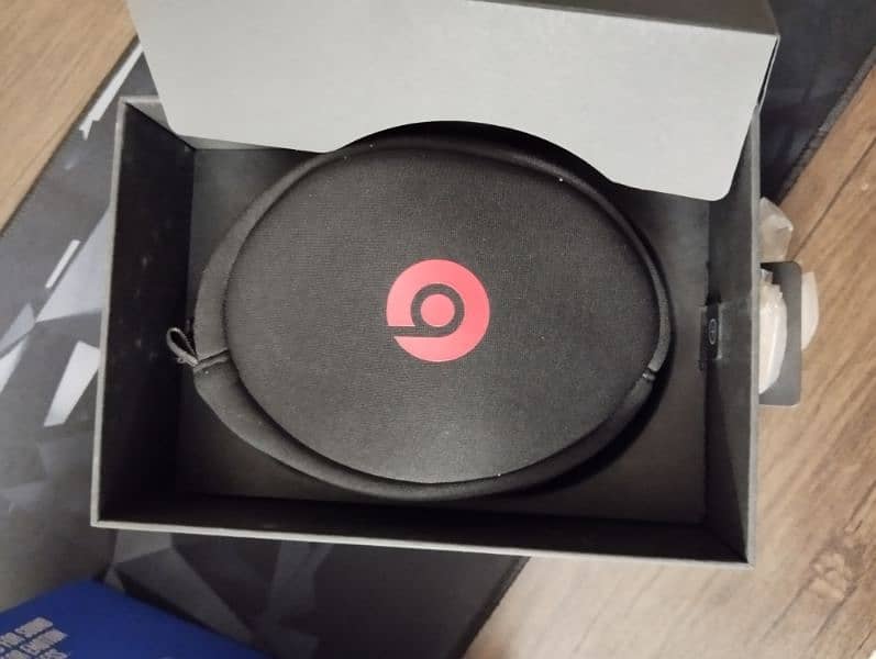 Beats Solo 2 Wireless Headphones 13