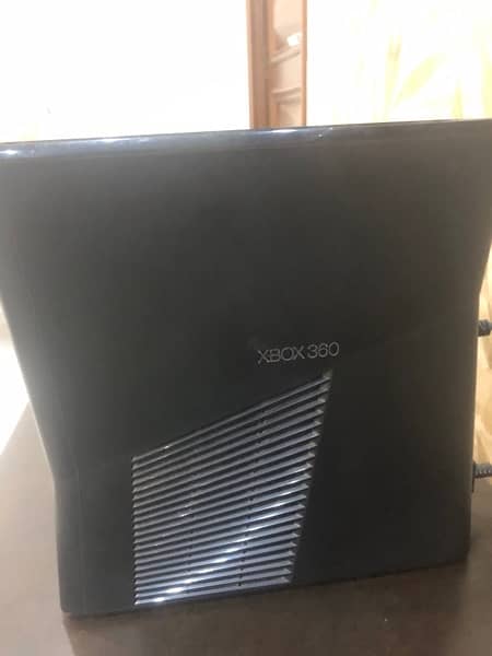 xbox 360 in new condition but used black colour with controllers 2