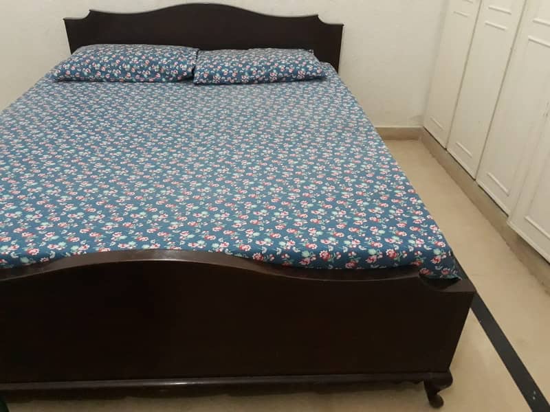 Queen size bed for sale 2