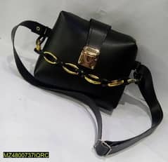 woman chunky chain purse