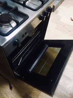 Gas oven with 3 burners