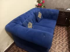 2 seater sofa with 2 pillo 10/10 condition