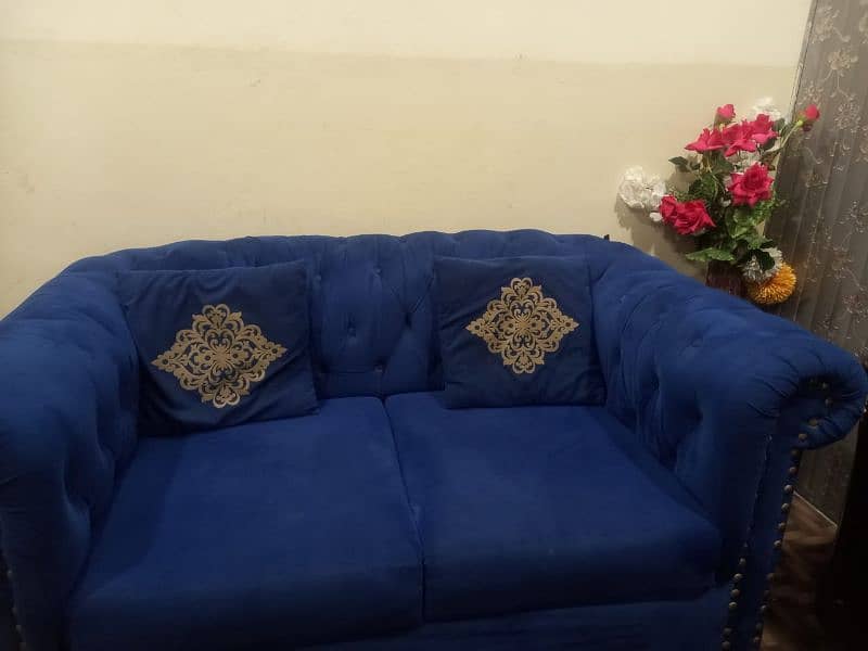 2 seater sofa with 2 pillo 10/10 condition 2