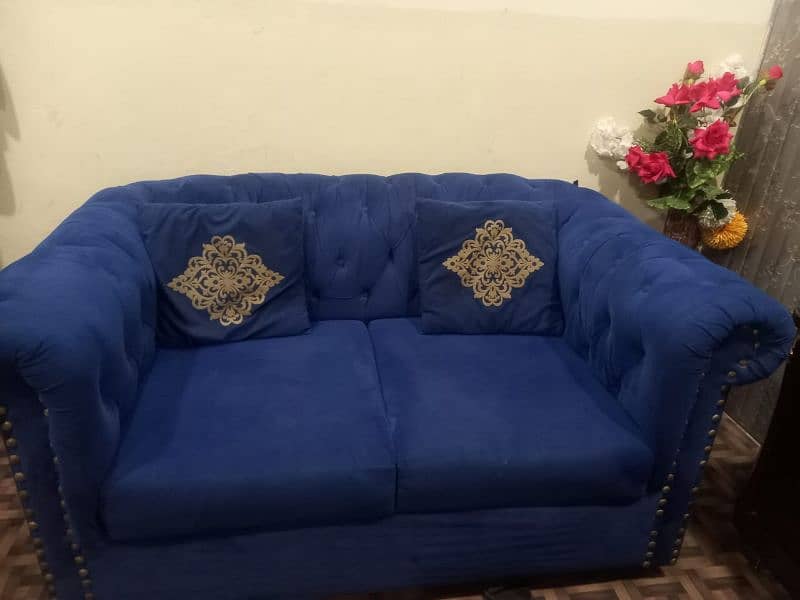 2 seater sofa with 2 pillo 10/10 condition 3