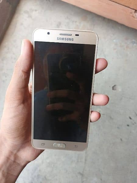 Samsung J7 prime in good condition. 0