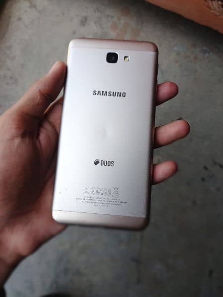 Samsung J7 prime in good condition. 4
