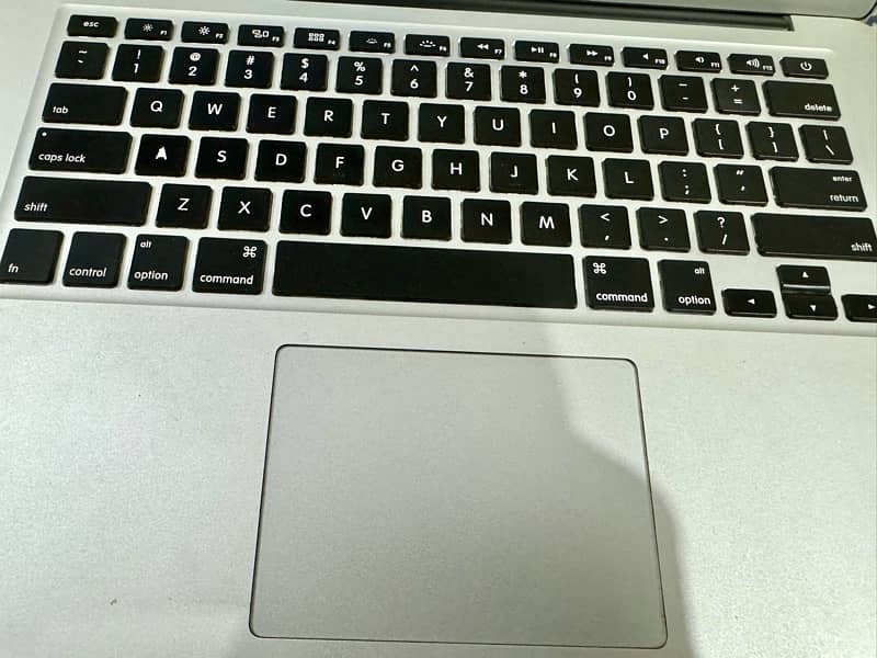 MACBOOK AIR (2017) 2