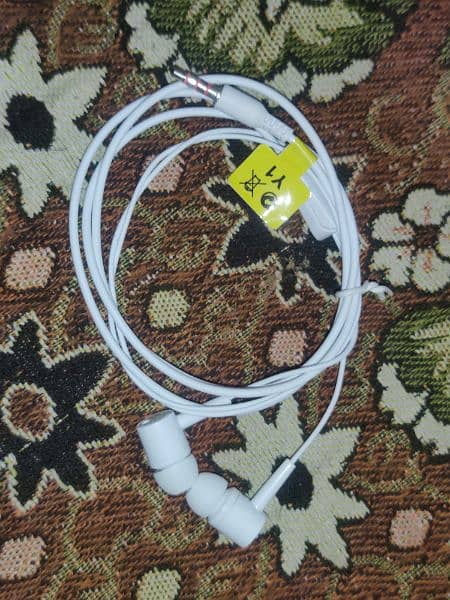 lot wali handfree in low price cheap earphone including mic 1