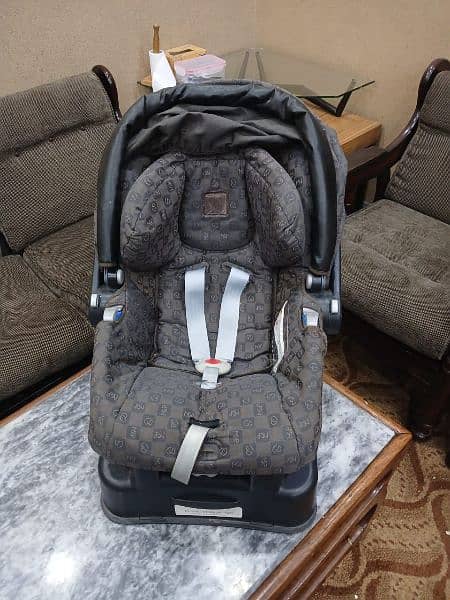 car seat or baby cot 0