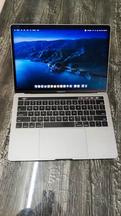 Macbook Pro 2017 13.3" 8/250, intel 3.1GHz dual core i-5 Touch Bar &