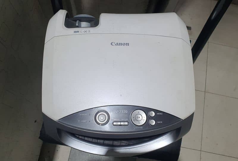 Projector Canon 3000 Lumens A plus 2