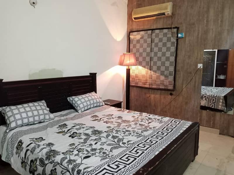 FULL FURNISHED ROOM AVAILABLE FOR RENT IN JOHAR TOWN PHASE 1 NEAR ALLAH HON CHOWK. 2