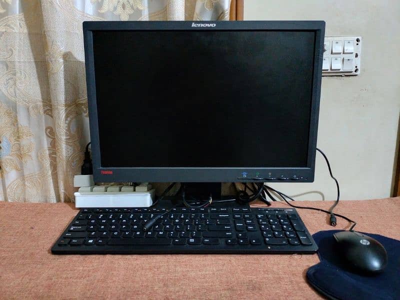 HP Z400 Xeon With Lenovo Thinkvision 22" 0