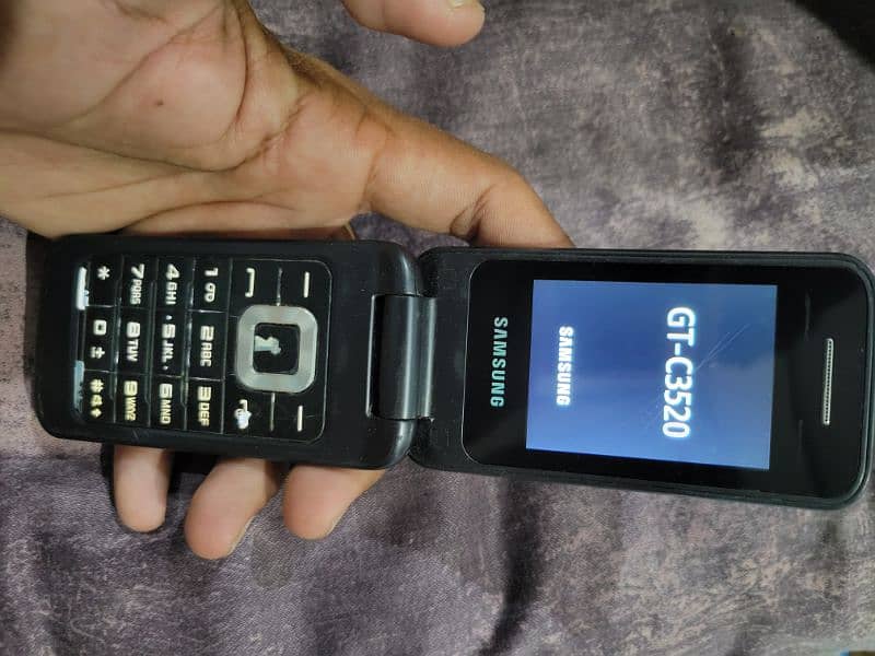 Samsung antique Flip Phone 4
