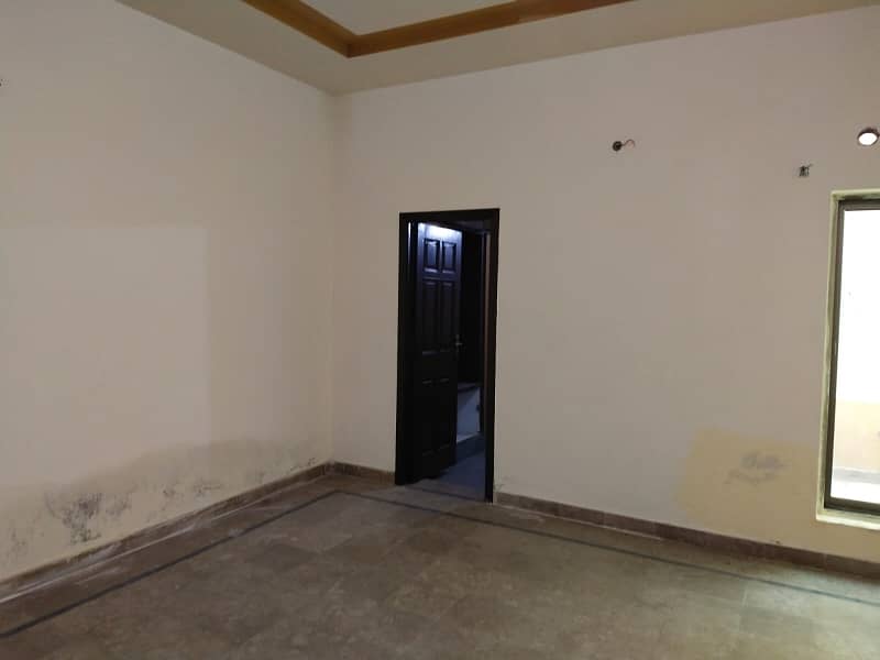 A 10 Marla Upper Portion Located In Officers Colony No 1 Is Available For Rent 4