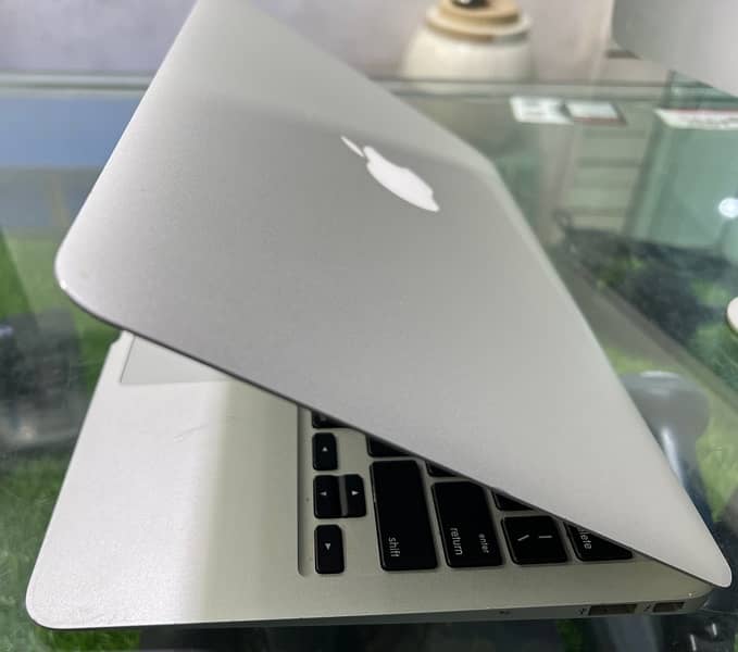 MacBook Air (11-inch, Mid 2013) 2