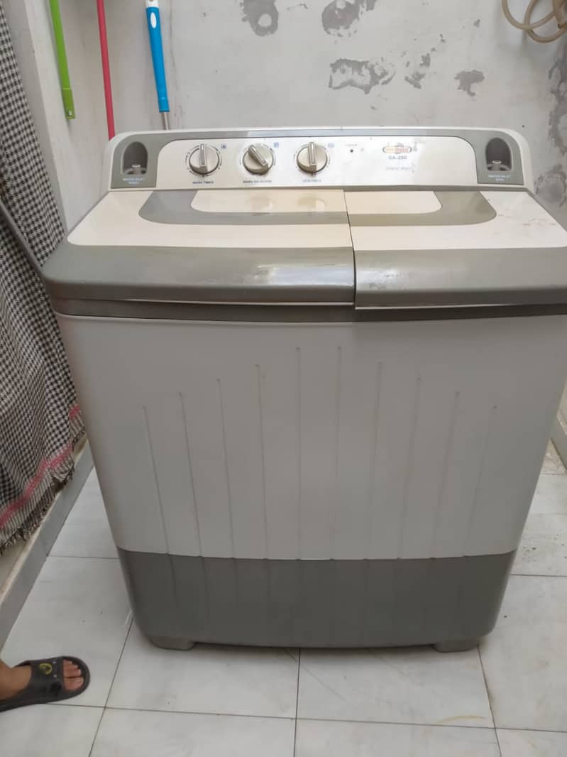 Good condition full size super asia washing machine semi automatic 0
