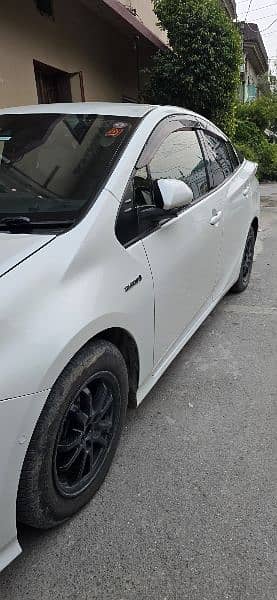 Toyota Prius 2018 white color 2021  import 6